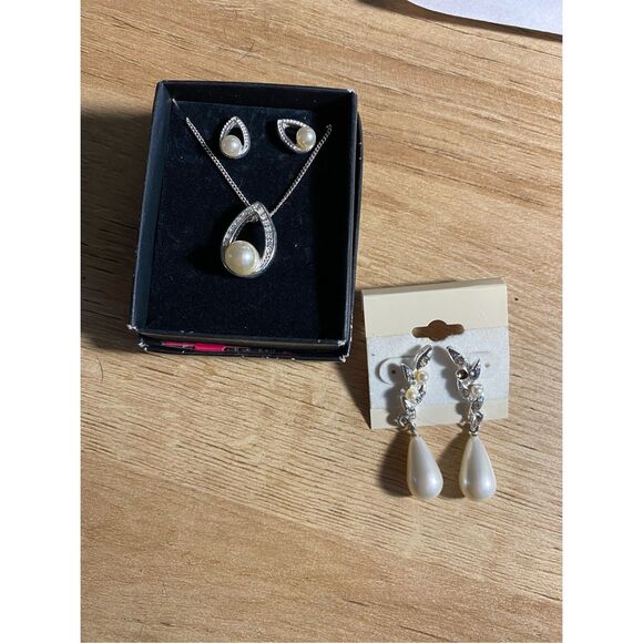 Pearl and Rhinestone Matching Necklace and Earrings (x2) Set - Picture 1 of 8